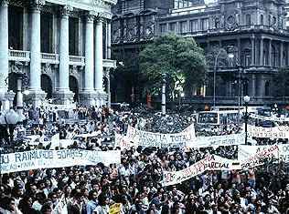 As raízes da crise de representação sindical se encontram na formação do então novo sindicalismo e a ruptura com o sistema federativo, nascido com Vargas. A ruptura não se completou e hoje antigos adversários são aliados na gestão do FGTS e FAT. - Foto: As raízes da crise de representação sindical se encontram na formação do então novo sindicalismo e a ruptura com o sistema federativo, nascido com Vargas. A ruptura não se completou e hoje antigos adversários são aliados na gestão do FGTS e FAT. - Foto: